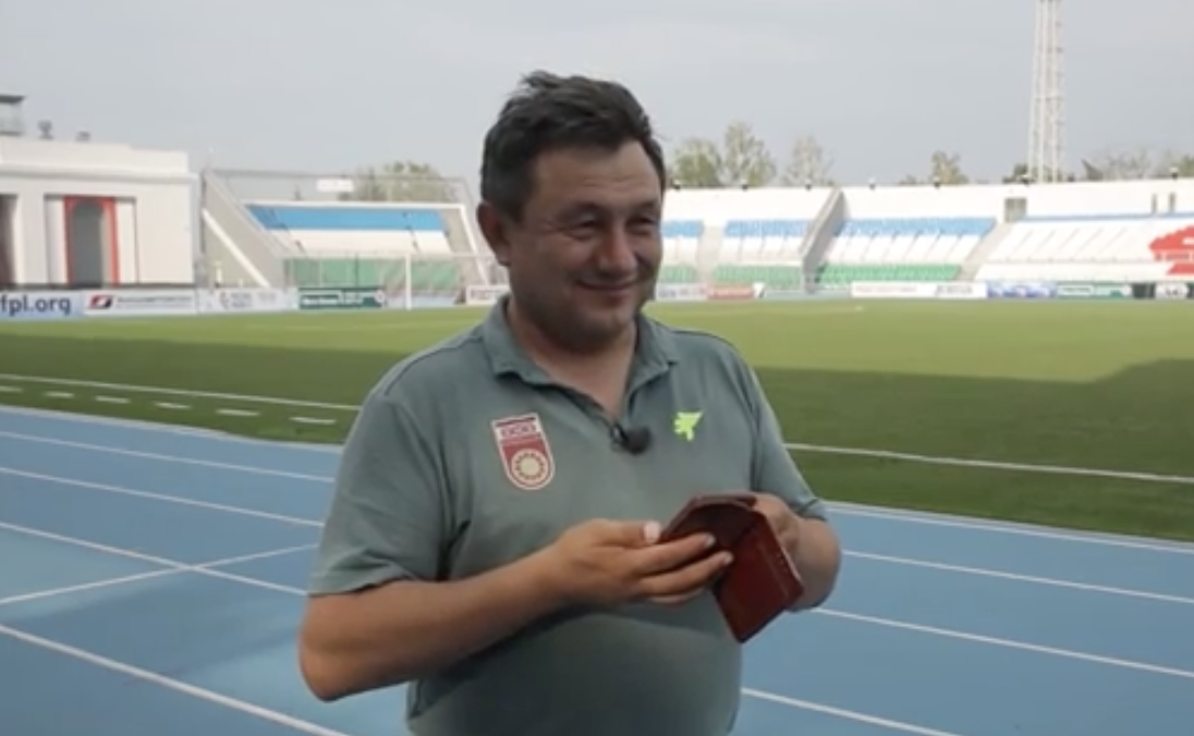 Июль 2017-го. Сергей Тертышный слушает голосовое сообщение от Александра Зинченко. Скриншот "Матч ТВ".