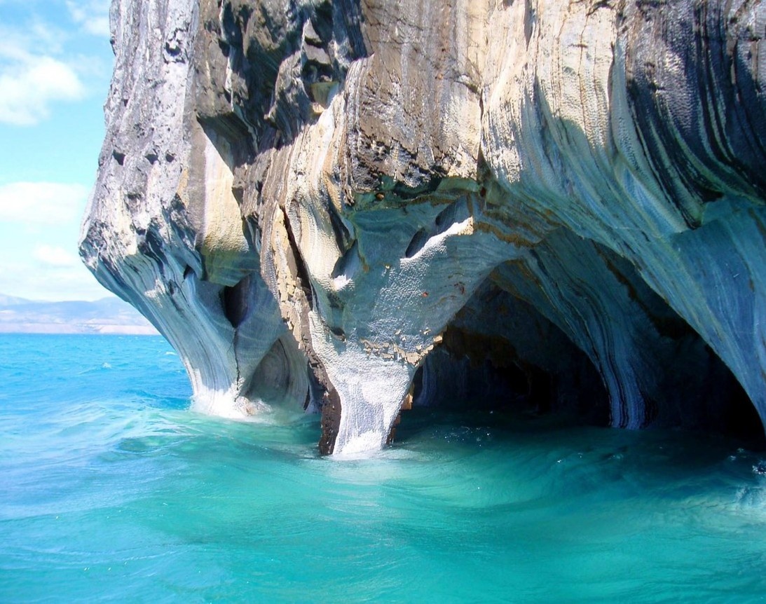 Мраморная гора состоит из пещер, которые обрамляют голубую воду горного озера Хенераль-Каррера (оно же Буэнос-Айрес). Туристы, как правило, приезжают сюда ради необычных снимков и рыбалки.