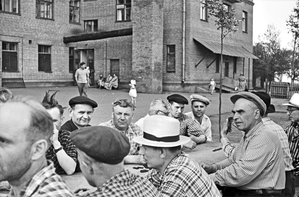 Доминошники
Валентин Четвериков, 1962 – 1964 год, г. Москва, Перовское шоссе, 18, из архива Павла Сергеевича Сухарева.