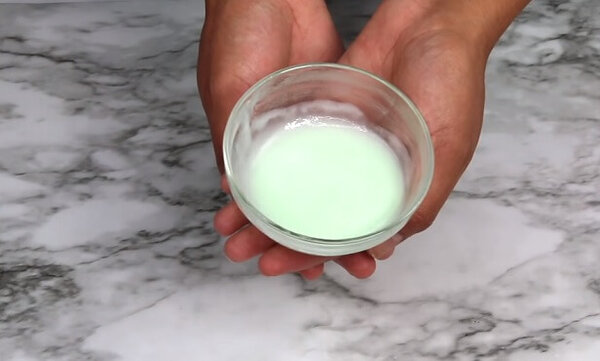 Готовая однородная смесь для ресниц в миске