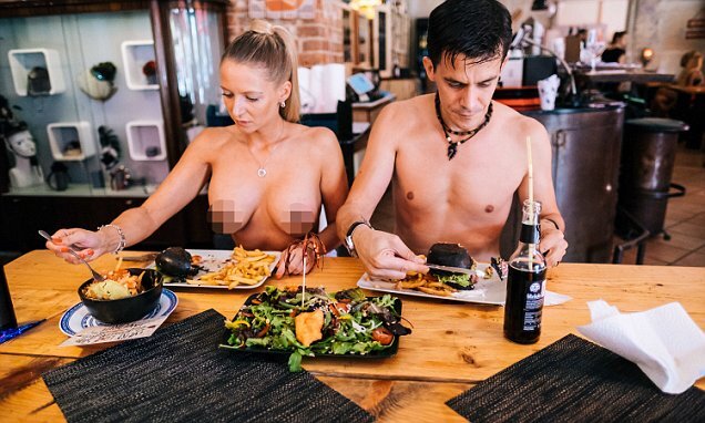 Голая в кафе (58 фото) - Порно фото голых девушек