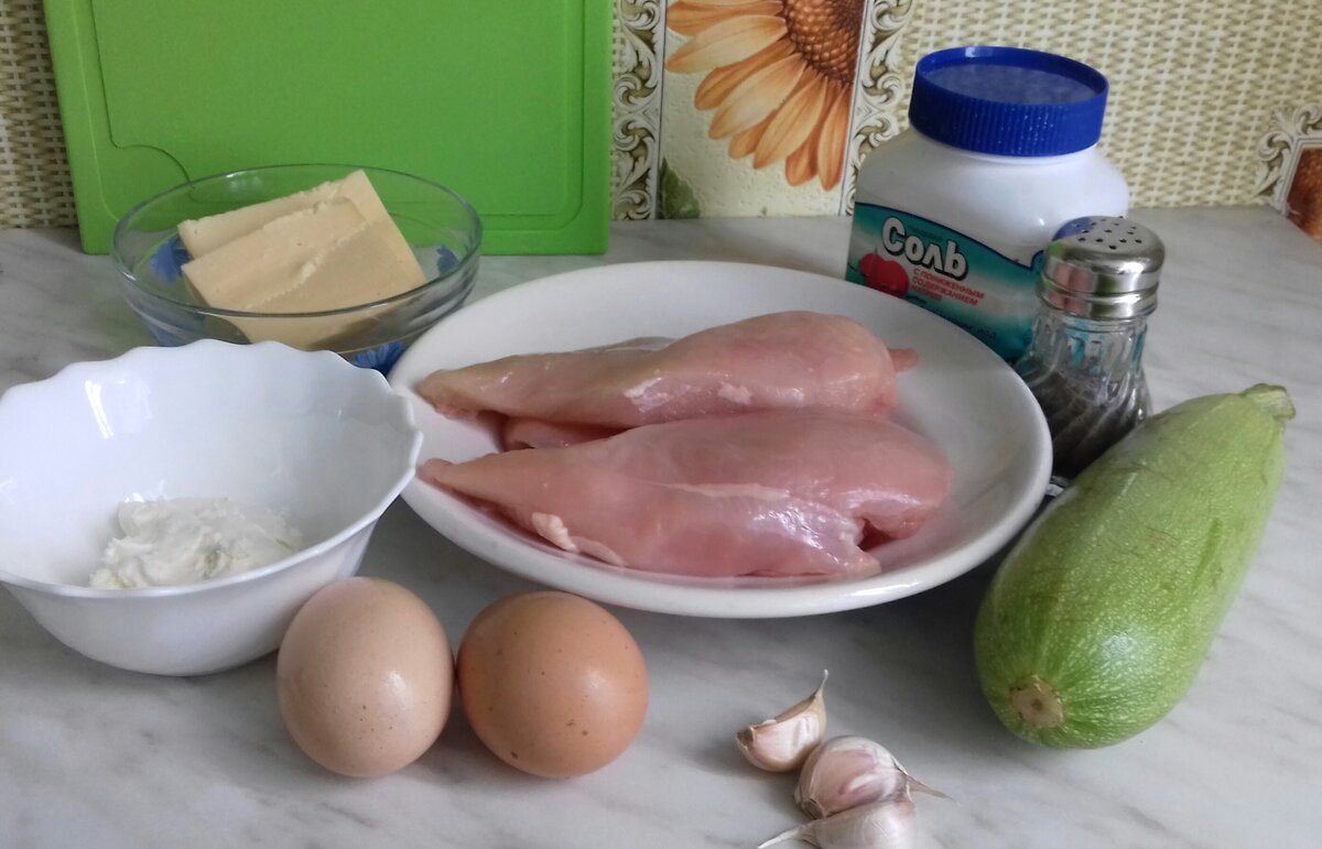  Для приготовления потребуется:
- куриное филе 350-400 грамм;
- молодой кабачок 1 шт.:
- сыр твердый 70-100 грамм;
- яйцо 2 шт.;
- чеснок 2-3 зубчика;
- сметана 2 ст. ложки;
- соль по вкусу;
- черный молотый перец по вкусу;
- растительное масло для жарки.