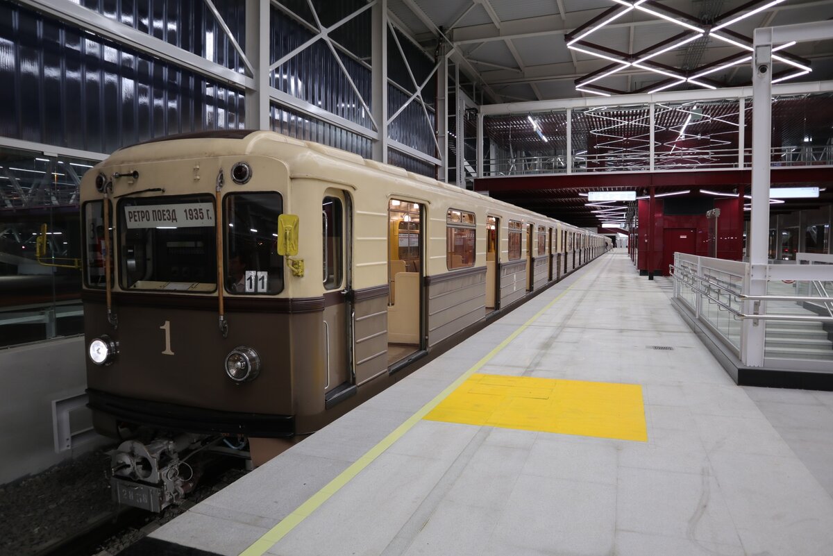  Коммунарке в отличие от Рассказовки не пришлось ждать больше года моего визита и она была осчастливлена им в первый же день своего открытия. Ну интересно было посмотреть как увеличили нашу ветку.

