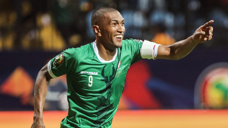 Капитан "Зебу" и форвард скромного "Клермона", 35-тилетний Фанева Има Андриатсима забивает второй мяч в ворота ДР Конго