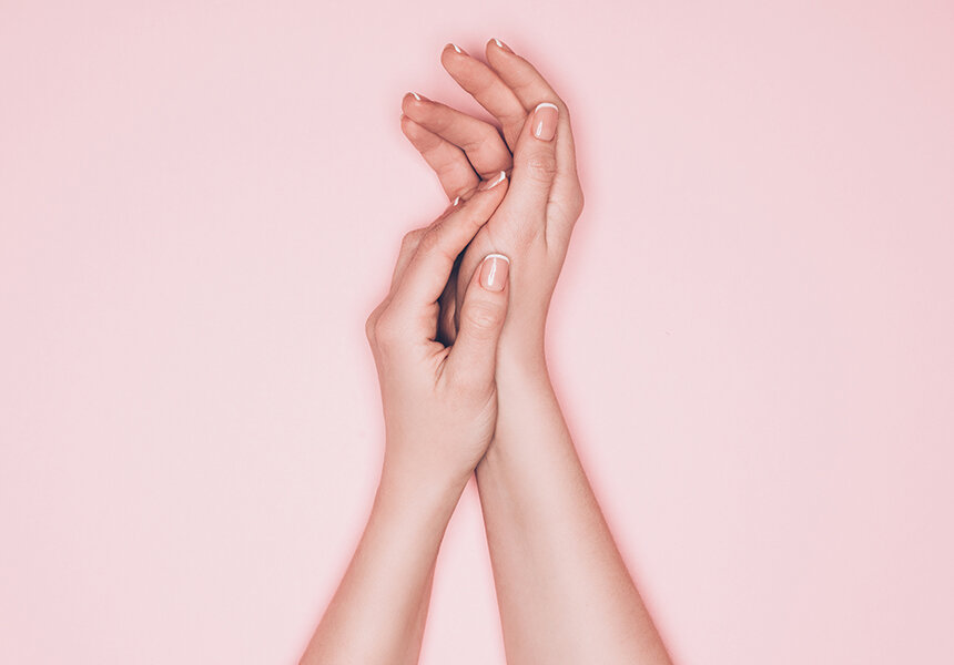 Почему руки розовые. Руки на розовом фоне. Женская рука. Нежные женские руки. Фон руки.