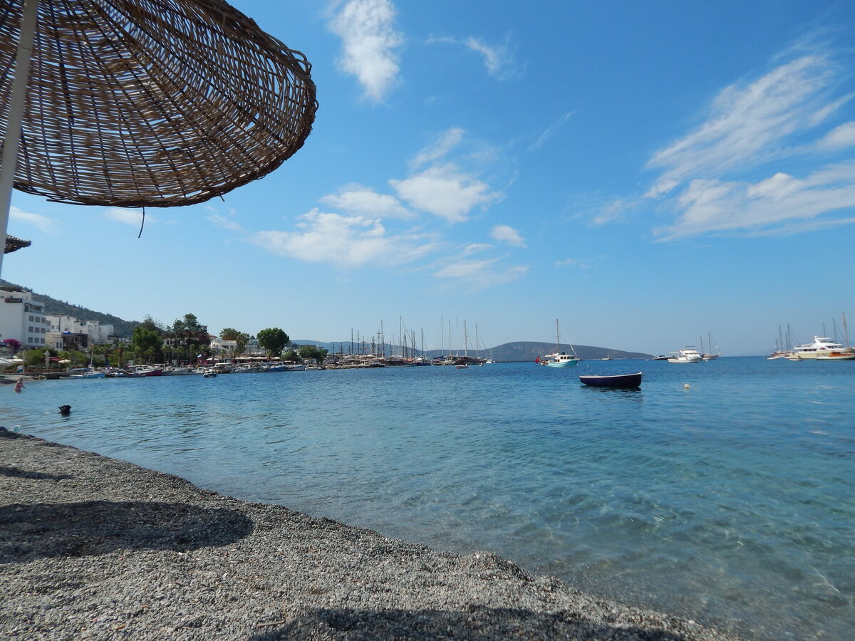 Вид с городского пляжа на гавань Галикарнаса, Огромное количество туристов, не правда ли))) 