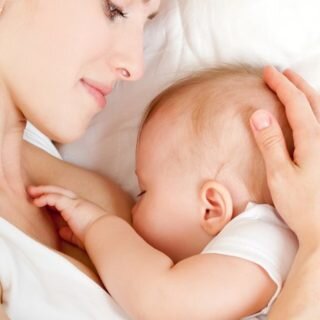 Также повышенная потливость головы у грудничка может наблюдаться при повышенной физической активности малыша (кормлении или крике), особенно у ослабленных детей (при недоношенности, врожденной гипотрофии).