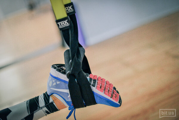 О TRX я была наслышана от разных моих знакомых обоих полов и разных уровней подготовки. Почему-то все они дружно охали, ахали и закатывали глаза, вспоминая об этих занятиях. Почему – мне было решительно неясно, в особенности, когда я видела эти покачивающиеся резинки у себя в зале индивидуальных занятий. Когда на первой тренировке я встретила человека-гору (тренера Гран-При) и услышала его рассказы о морских пехотинцах,то почувствовала неладное. Где я и где пехотинцы, камон?