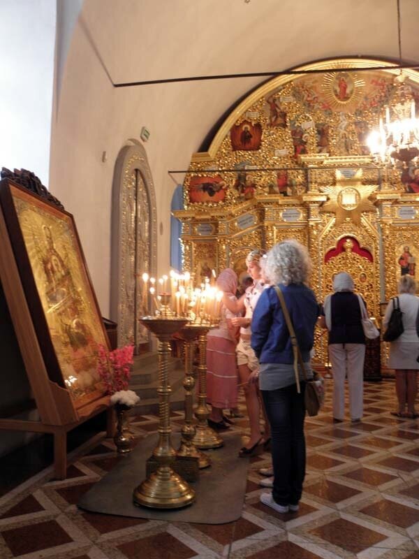 Можно ходить в церковь в брюках женщинам