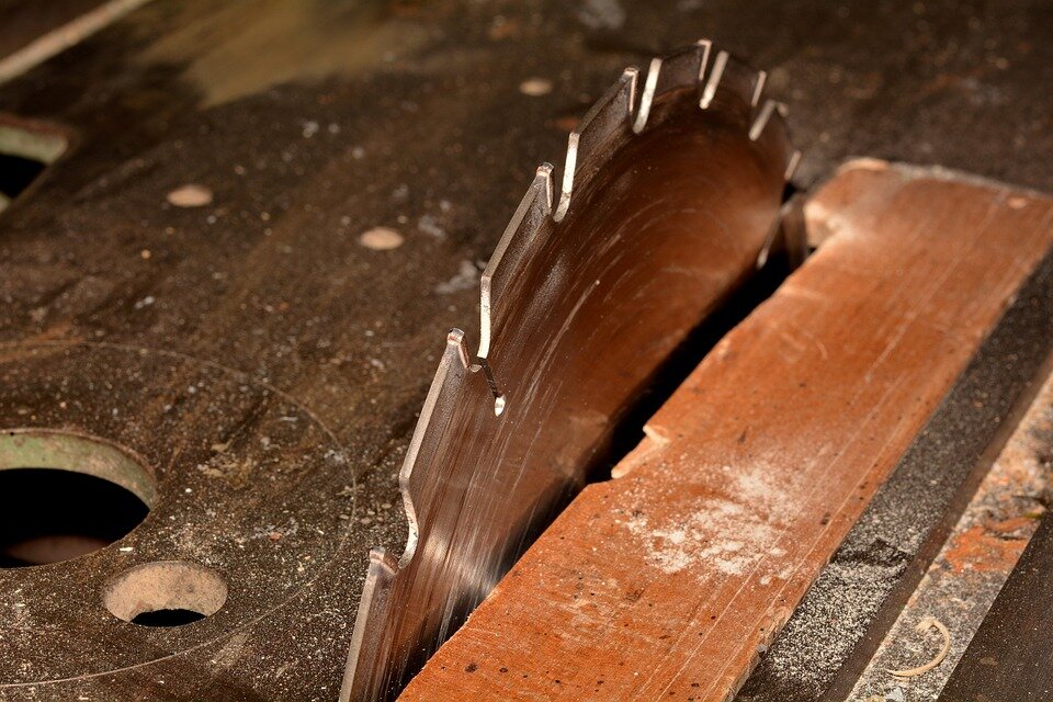 https://pixabay.com/photos/saw-saw-blade-saw-table-cutting-667135/
