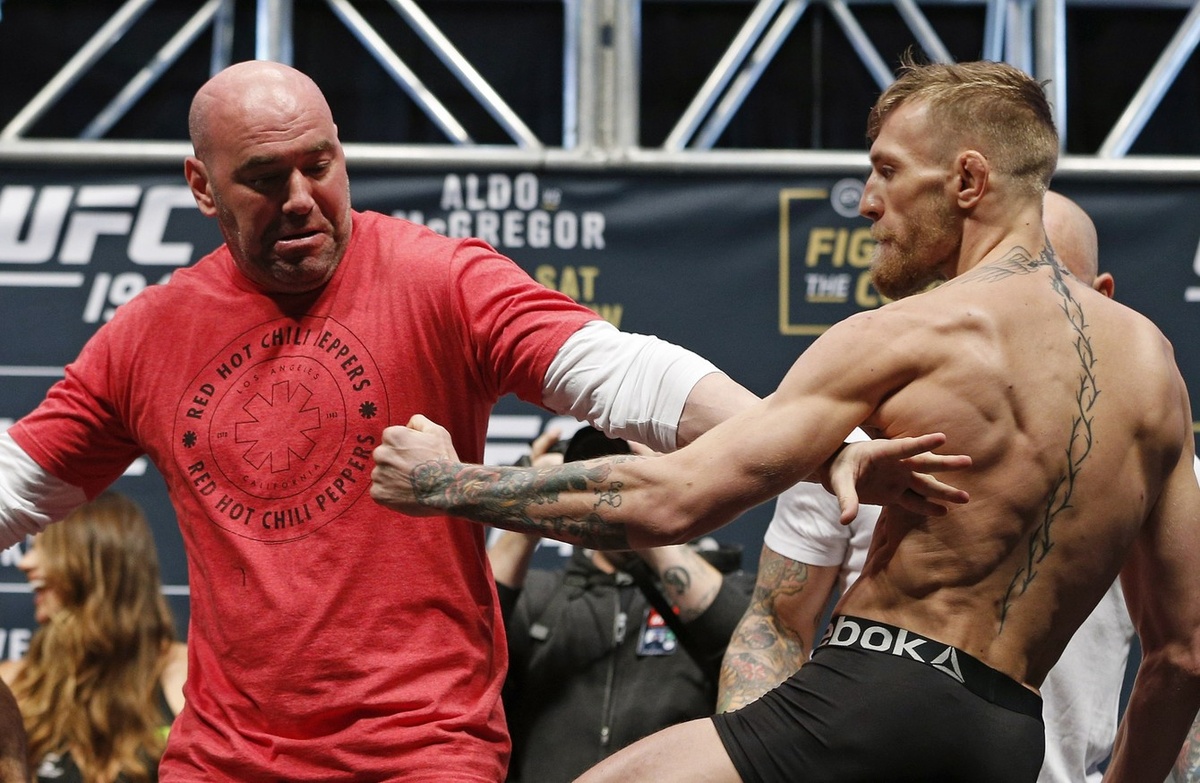 Дана Уайт и МакГрегор на одной из битв взглядов.