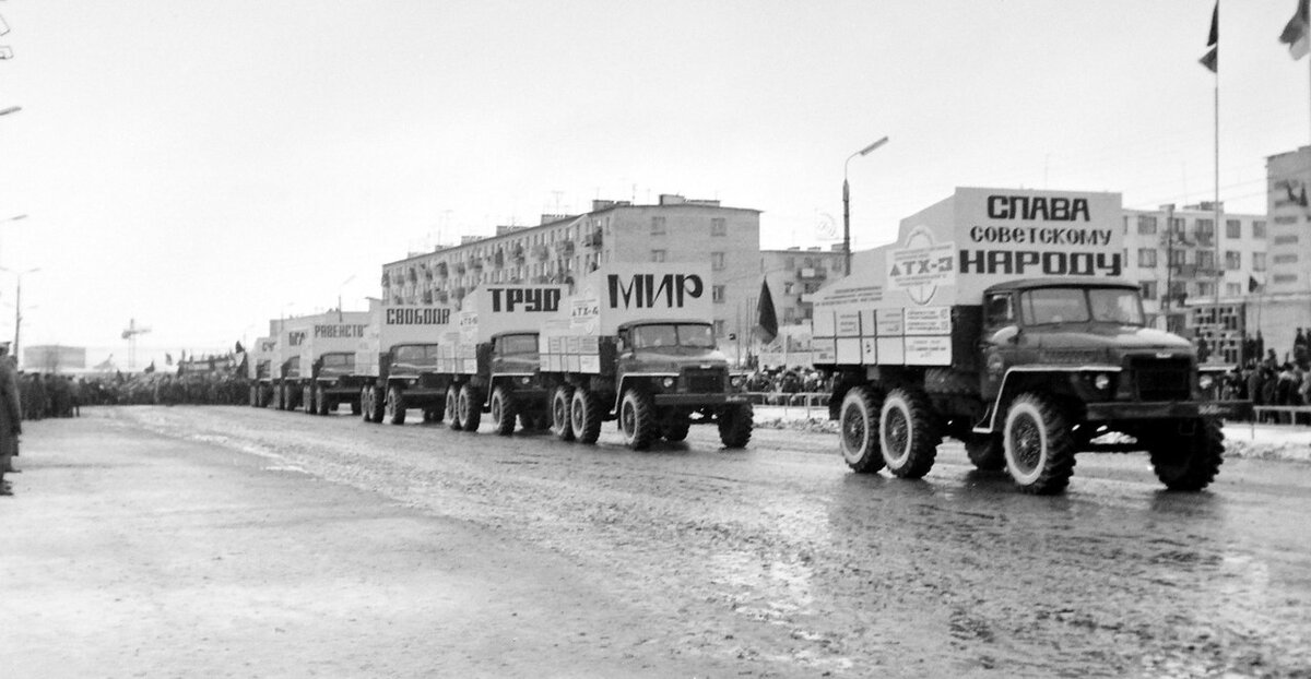 Колонна грузовиков «Урал»