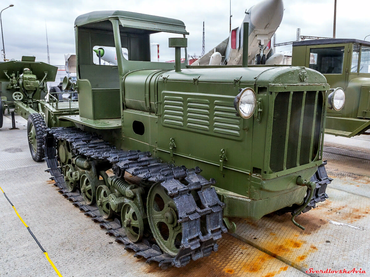 Гусеничный трактор СТЗ-Нати. Гусеничный трактор СТЗ-3 (СХТЗ-Нати). Тягач СТЗ-3. Гусеничный трактор СХТЗ-Нати.