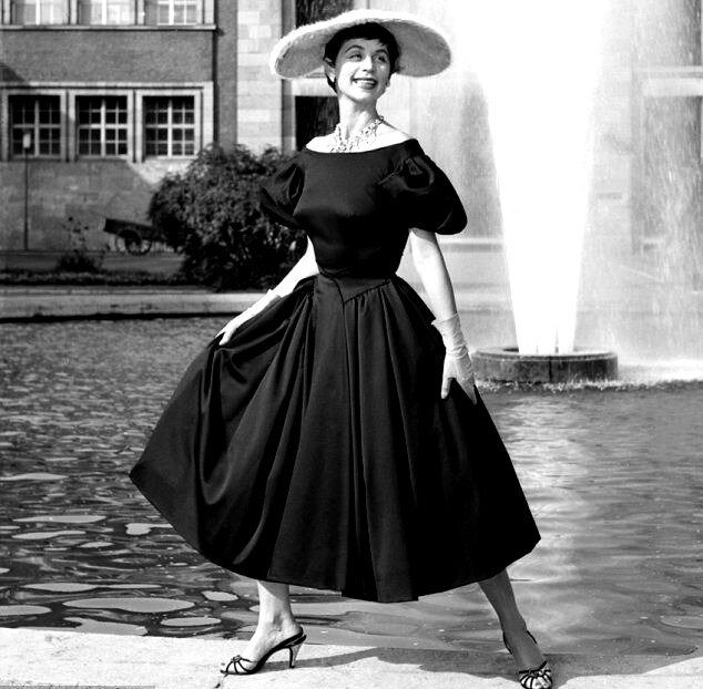 В таких вот платьях щеголяли  модницы 50-х годов.