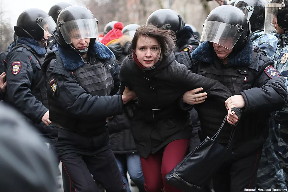 Неповиновение полиции. Девочка на митинге. Девушки полицейские на митинге.