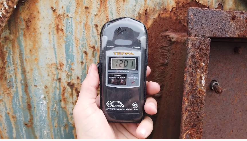 Обнаружил очень радиоактивные бочки на кладбище техники в Чернобыле. Подходить опасно