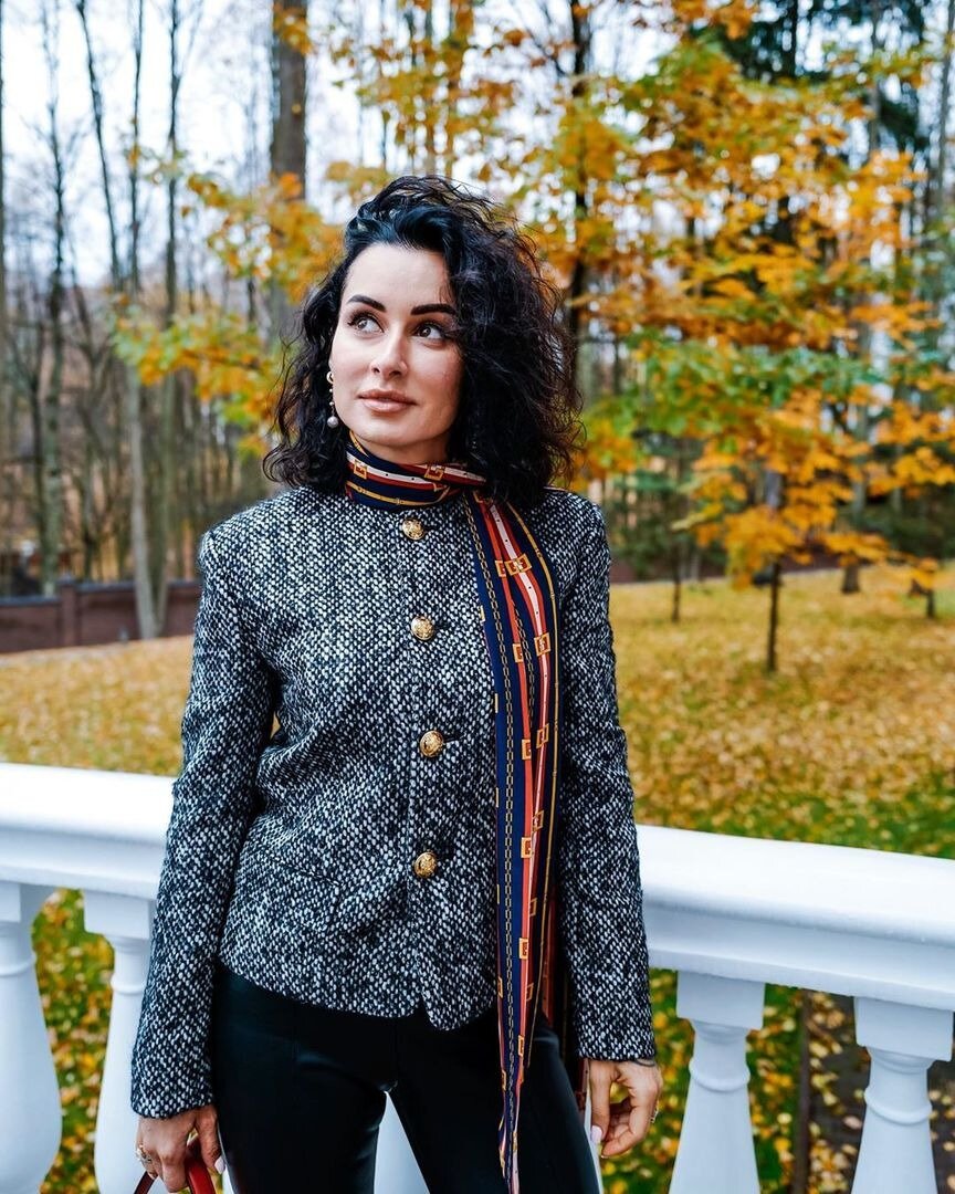 Тина Канделаки прилетела в родную Грузию и поделилась оттуда редким снимком со взрослым сыном Леонтием. Фотографии с детьми крайне редко появляются в социальных сетях телеведущей, поэтому каждый раз вызывают бурную реакцию фолловеров. Этот снимок не стал исключением