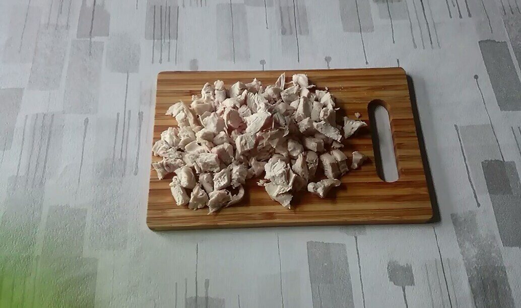 Нарезаем куриную грудку 200 гр