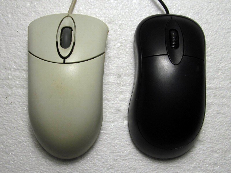 радом с механической мышкой