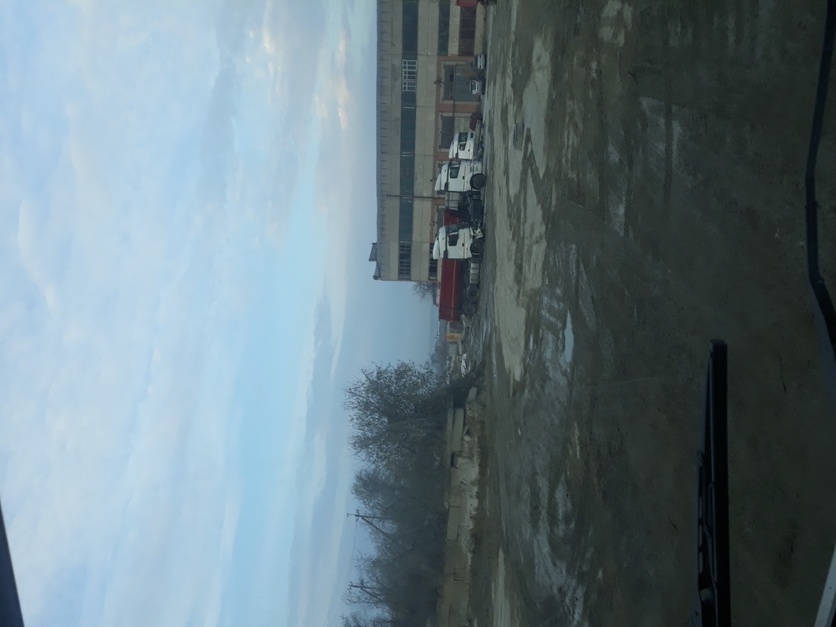 Моё место работы. Вечно в пыли и грязи работаю водителем автоцистерны. 