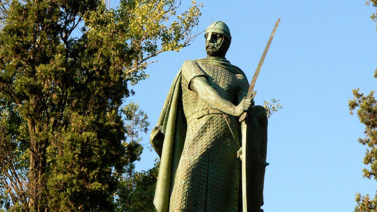 А вот памятник Афонсу какой-то кривой получился. Ради храброго короля могли бы и получше постараться