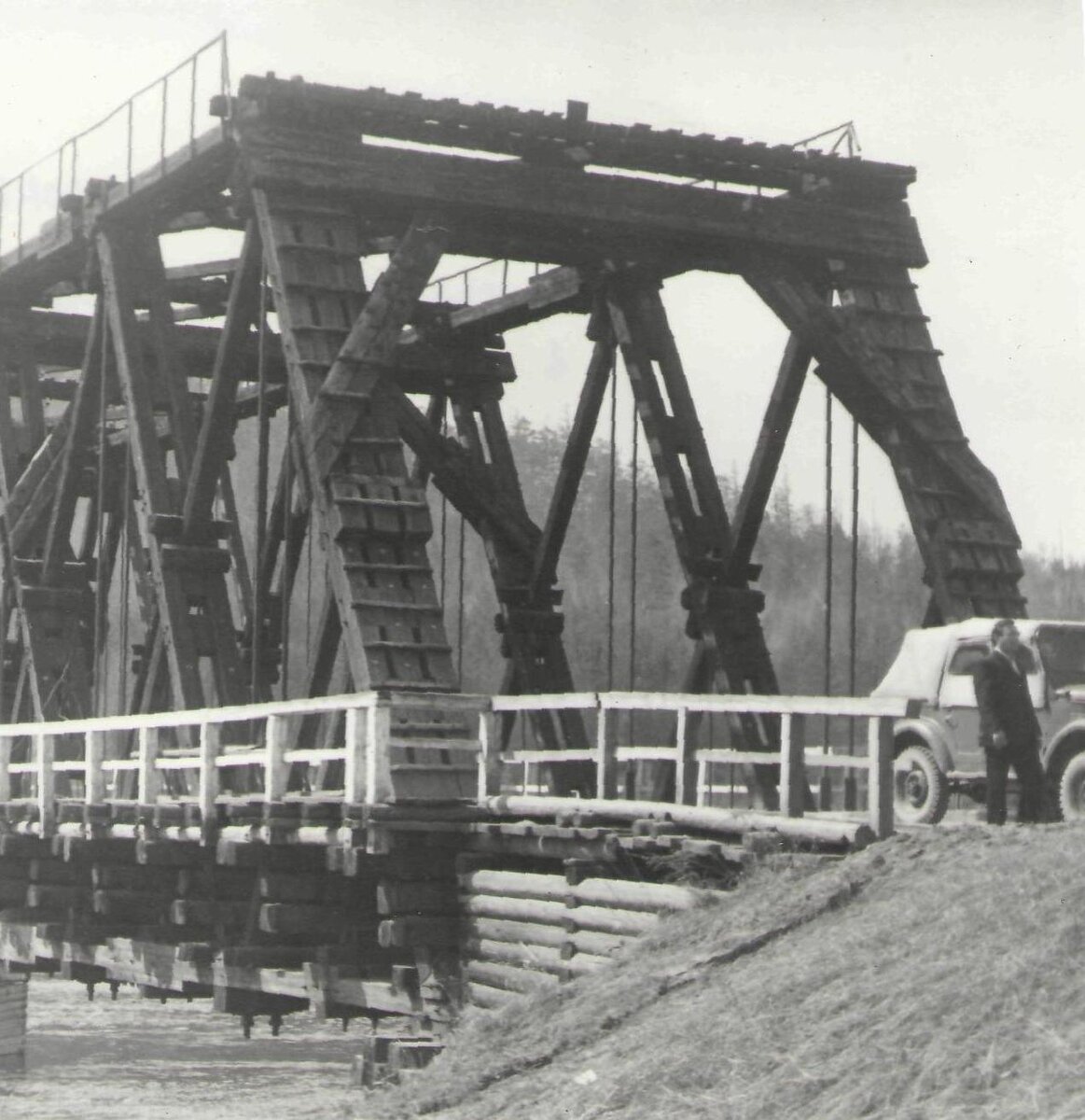 1975 г. Июнь. Деревянный мост через Илим