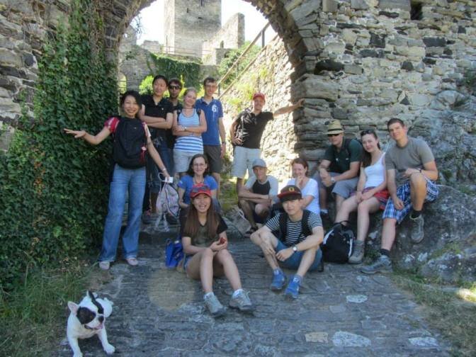 Группа волонтёров и собака