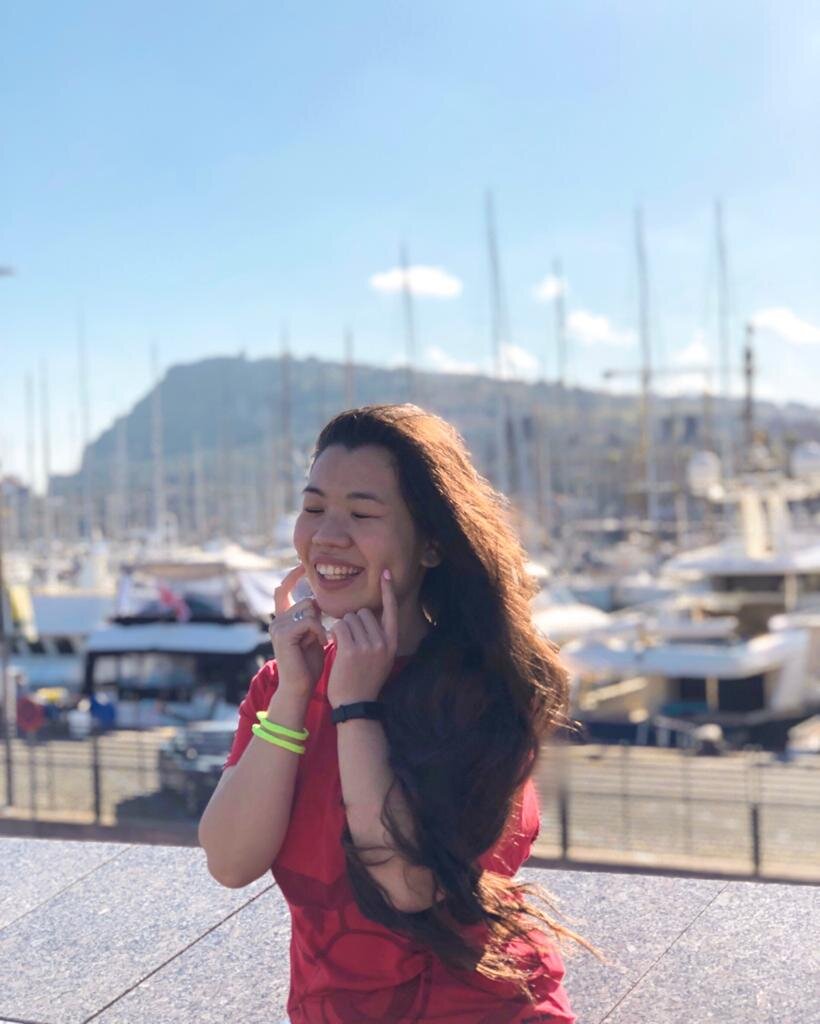 МОИ ПЕРВЫЕ НАБЛЮДЕНИЯ В БАРСЕЛОНЕ
⠀
- Пальмы - с детства всегда для меня эти деревья были чем-то необычным и притягивающим, тут они на каждом шагу, ещё и видели деревья с апельсинами;
⠀
- Жарко - на дворе март, я привыкла, что в Питере до сих пор в это время хожу в зимней куртке. Забавно, что в Англии, где значительно холоднее, многие уже ходят в открытой обуви и без курток, а в Испании, где мы уже купаемся в солнце, местные ещё ходят в пуховиках, полностью закутанные и в сапогах. Видимо, для них это совсем не тепло;
⠀
- Мусор - его не так катастрофически много на улицах как в Лондоне, но и не так мало, как в Питере (Питер по мне так вообще один из самых чистых городов мира);
⠀
- Wi-fi - это прям беда-бедовая, ни в кафе, нигде нет интернета, я хожу постоянно и не могу нигде подключиться к сети (в Англии даже в супермаркетах, музеях и на улицах был wi-fi). Даже если удалось где-нибудь подключиться, интернет либо очень медленно работает, либо соединение нестабильное. И дома интернет у хозяйки, у которой мы живём все время подводит;
⠀
- Испанцы - не парятся, что не знают английский язык, и что Вы не понимаете испанского. Они говорят ещё больше, ещё громче, ещё быстрее, думая, что от этого Вы их точно поймёте;
⠀
- Люди - толи климат, толи что, все такие милые и приветливые, машут тебе ручкой, пропускают в очереди;
⠀
- Цены - ниже чем во Франции и Англии, но дороже, чем в России;
⠀
- Скамейки - по городу они везде стоят, я вообще в таком восторге от этого и всегда в каждом городе замечаю есть ли они или нет. В Питере с этим все очень плохо. У нас в городе мало где можно посидеть, а тут прям через каждые несколько метров;
⠀
- Вода - на улицах стоят такие колонки, из которых можно пить воду, мы даже в бутылочку  себе набираем, очень удобно, особенно, когда жарко;
⠀
- Бездомные - их тут гораздо меньше, чем в Англии;
⠀
- Много бесплатных мест - либо по определенным дням, либо совсем со свободным входом;
⠀
- Мотоциклы и мопеды - крайне популярный способ передвижения для местных жителей;
⠀
- Заправочные станции - у нас запрещено строить в непосредственной близости от жилых домов, а тут они могут быть буквально встроенны в жилой дом.

#ВиталияХон_Испания #поездка