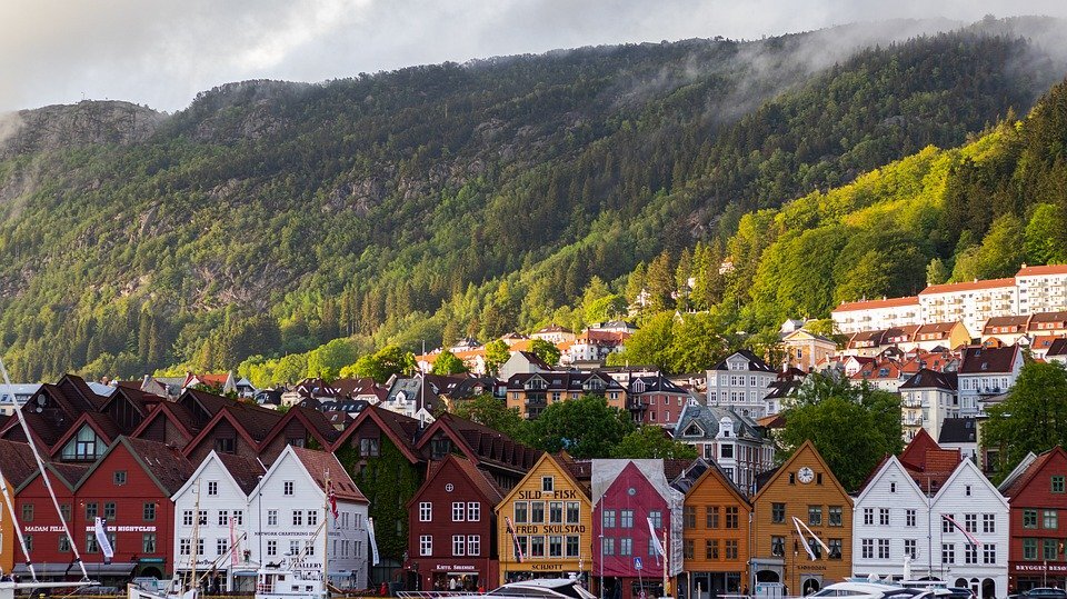https://cdn.pixabay.com/photo/2019/06/04/19/54/norway-4252178_960_720.jpg