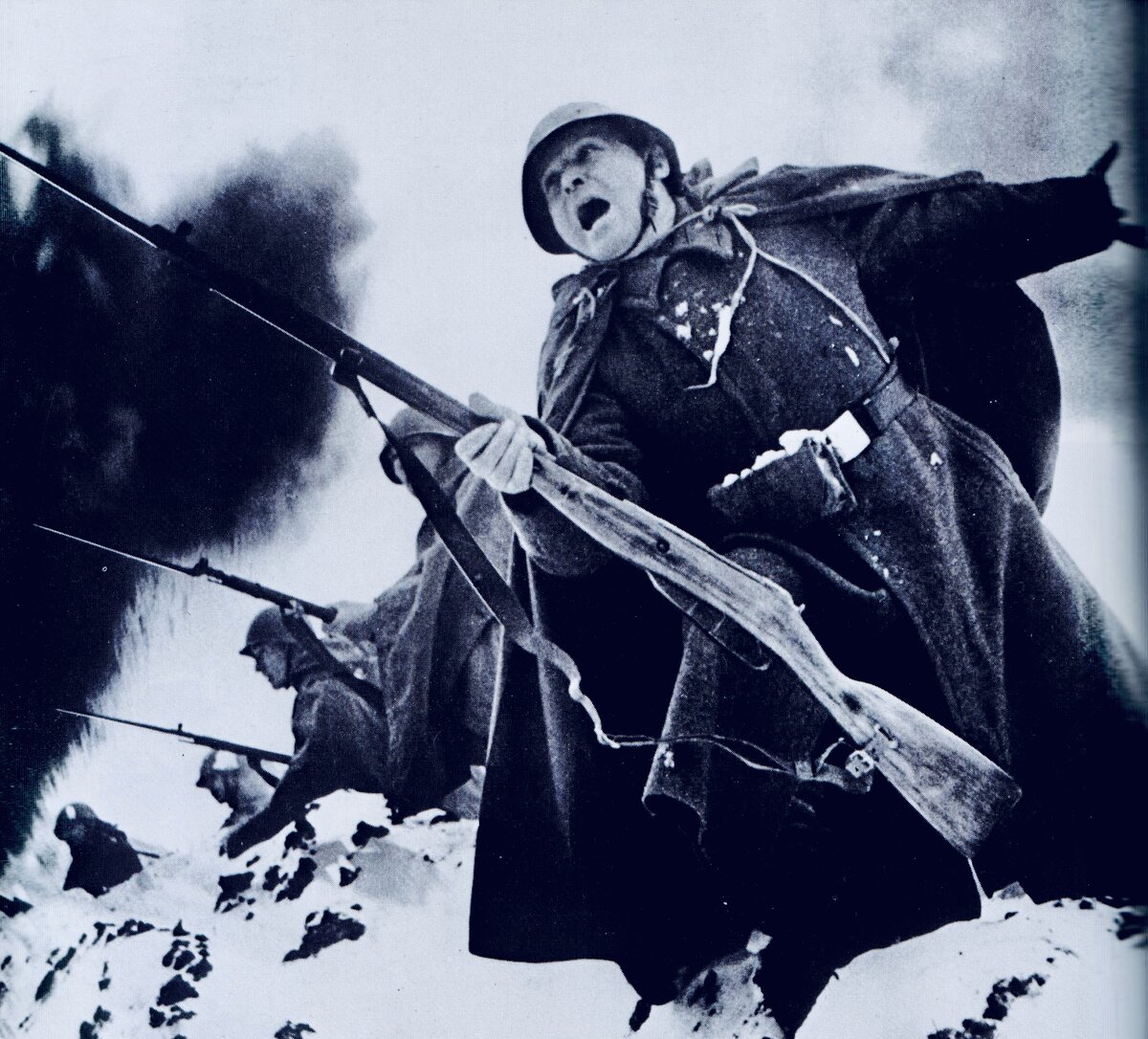 5-6 декабря 1941 года на протяжении 900 километров фронта Красная армия перешла в наступление. Это наступление проходило от Калинина на севере и до Ельца на юге. Важно отметить, что изначально это были только контратаки, но которые в дальнейшем переросли в контрнаступление. От этого наступления была достигнута главная цель - немецкие армии были отодвинуты от Москвы на безопасное расстояние. На разных участках фронта немцы были отброшены от 100 до 250 километров к западным границам. Это стало первое поражение немецкой армии в рамках Второй мировой войны. Впервые был развеян миф о непобедимости Германии, в частности о непобедимости ее танковых частей. Снимок из открытого источника