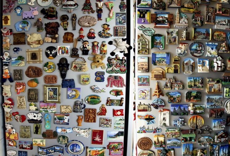 Типичный холодильник с магнитами