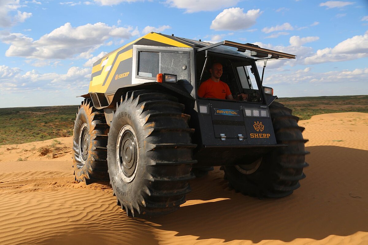 Вездеход имеет стальной несущий кузов. Для управления оборудуется двумя педалями и двумя рычагами, а также набором приборов контроля. Помимо снега, грязи и болот, вездеход преодолевает преграды высотой до 70 см. Благодаря огромным колёсам, диаметр которых – 160 см, вездеход может плавать по воде. Протекторы при этом выполняют роль гребных лопаток. Максимальная скорость движения по суше – 45 км/ч, по воде – 6 км/ч. Способен без снижения проходимости буксировать прицеп массой до 2,4 тонны.