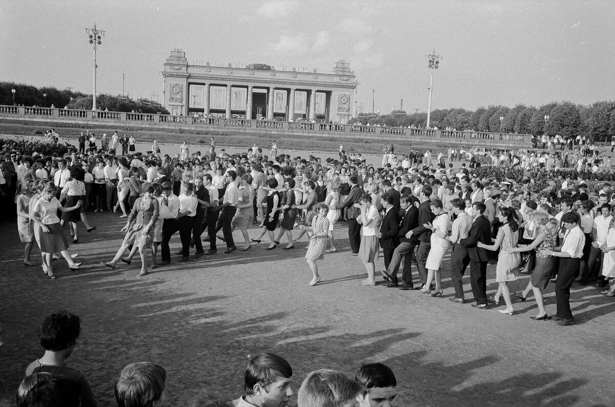 Московский парк культуры Горького в СССР. Парк Горького Москва 1970. Парк Горького в 60-е годы. Парк Горького 60-е.