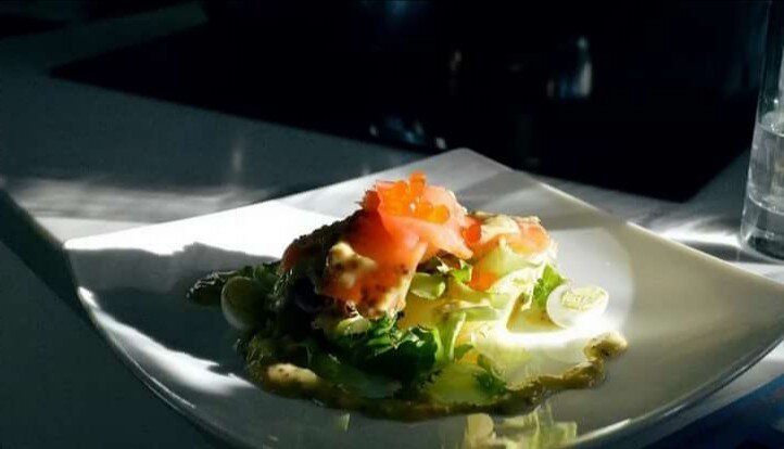 Салат с семгой и горчичной заправкой