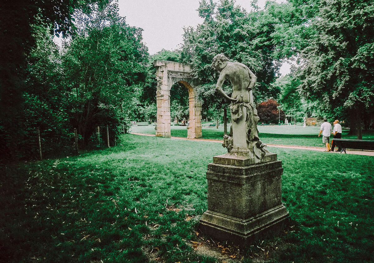 Площадь сада. Париж парк Монсо памятники. Парк Монсо, Париж памятники ги де Мопассану. Парк Монсо в Париже памятники русским поэтам. Памятник Мопассану в парке Монсо.