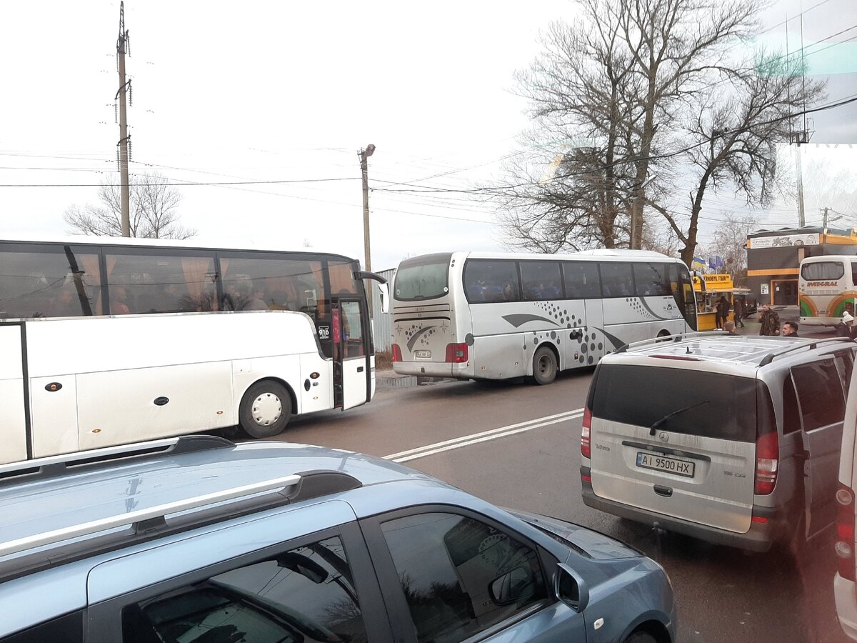 Очередь из автомобилей и автобусов на КПП Дитятки