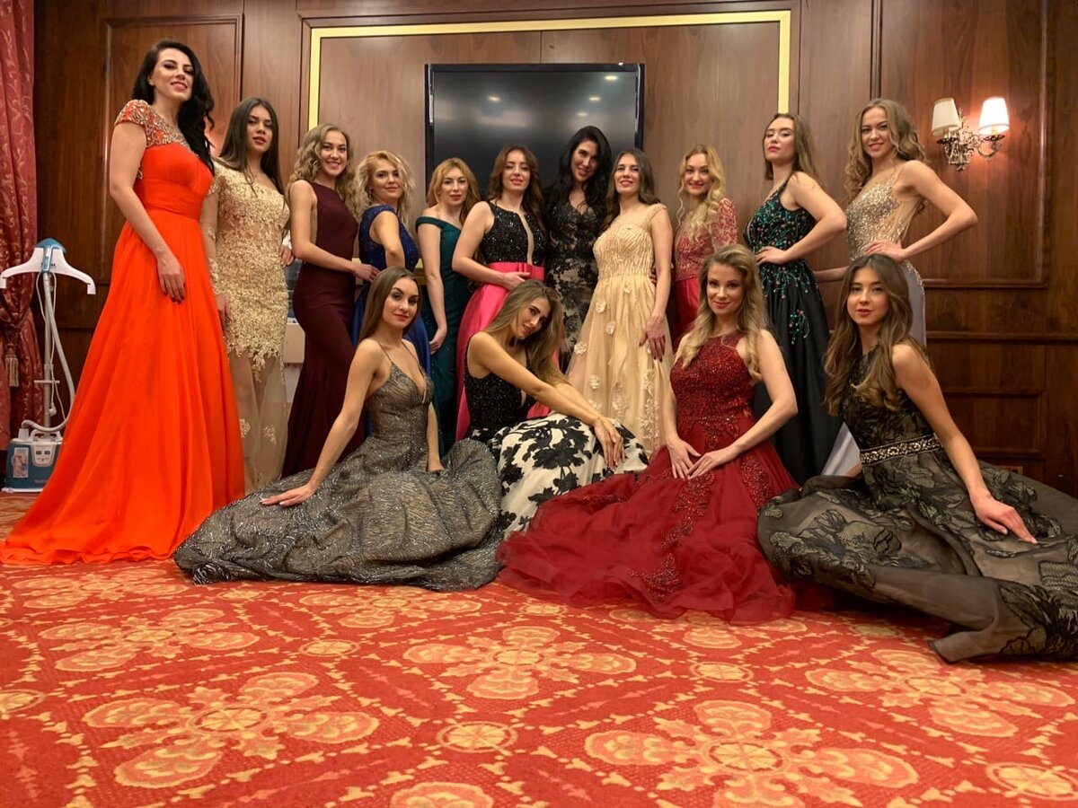 Показ вечерних дизайнерских платьев