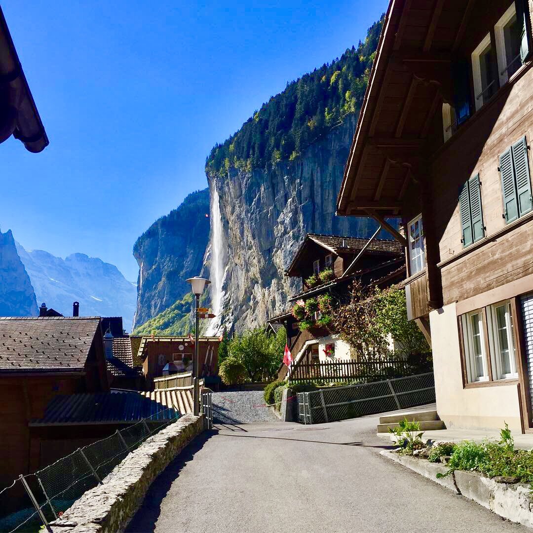 Центр деревушки Лаутеннбрунен. Уже с перрона можно увидеть водопады на горе.