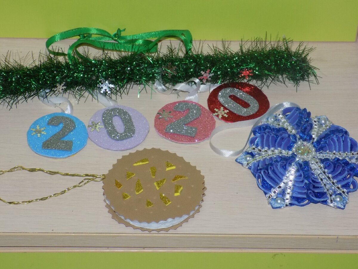 новогодние поделки своими руками, фото, елочные игрушки в школу