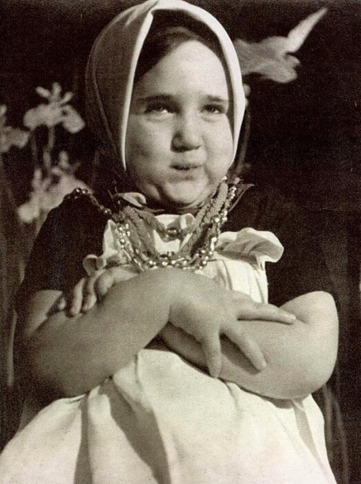 Маленькая Галина Волчек.