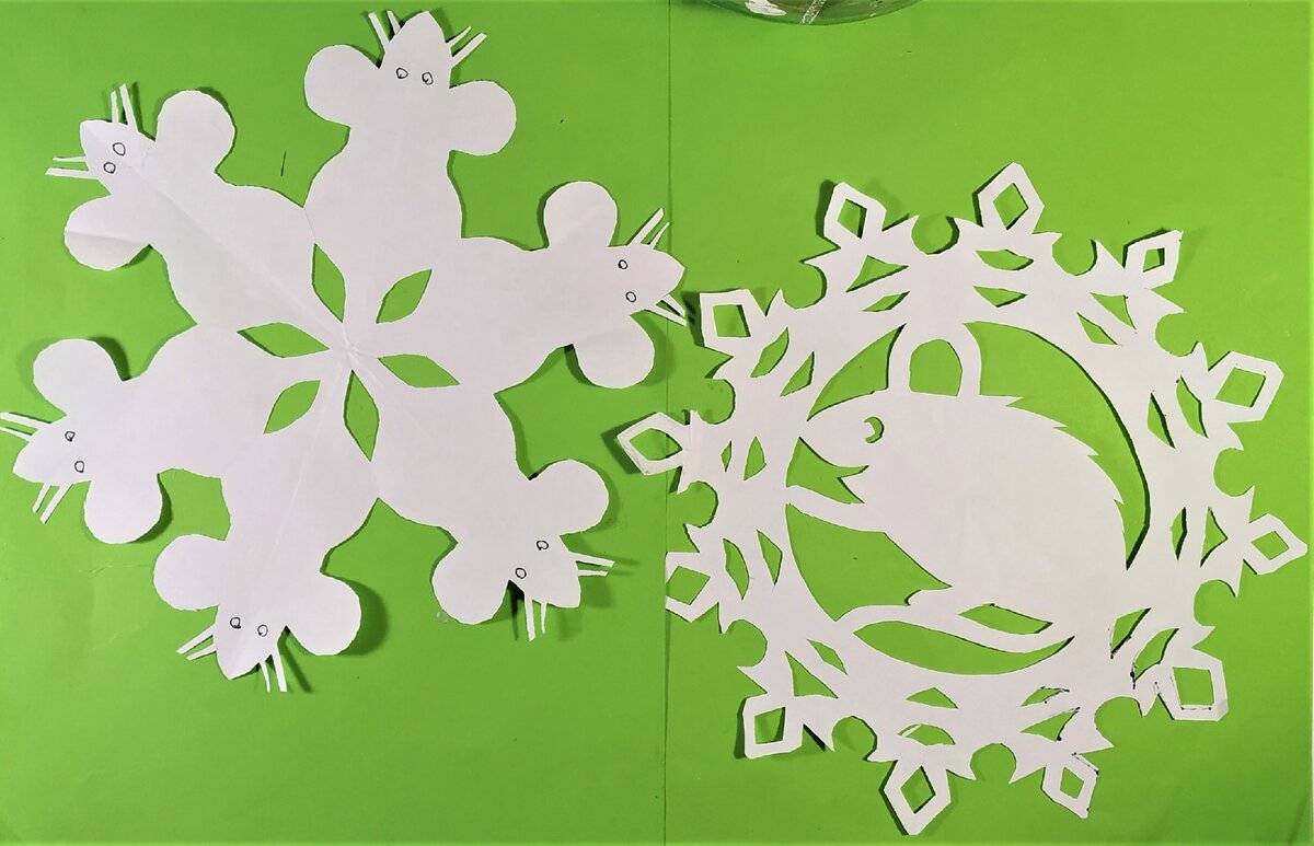 Забавный Новогодний декор. Снежинки с символом года. Как это сделать хорошо понятно в видео.  Ход работы. Складываем и вырезаем снежинки, как обычно из листа А4.