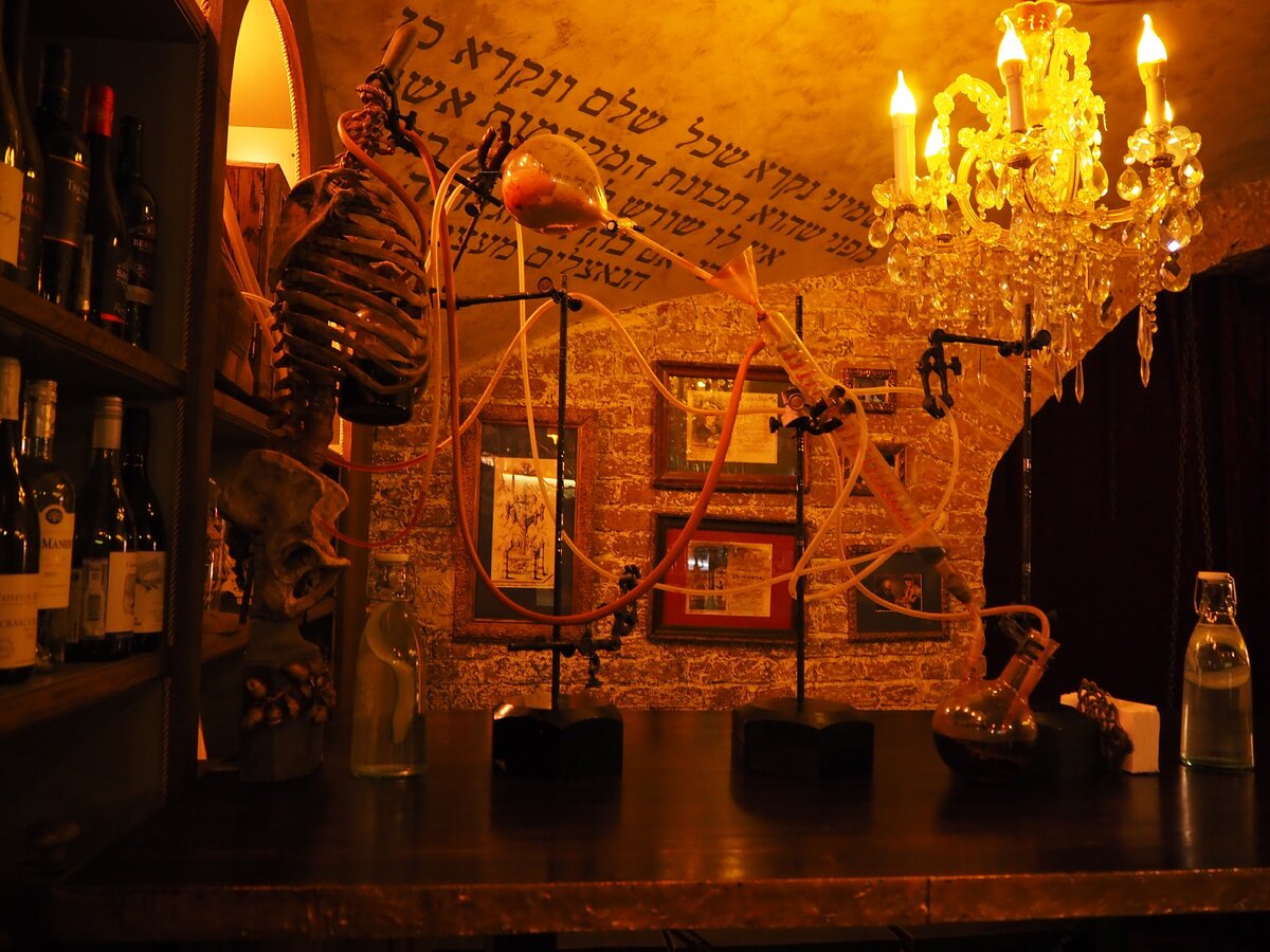 Удивительная конструкция для подачи коктейлей за одним их столиков.