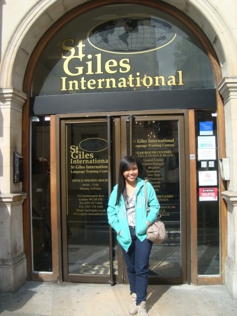 Основана школа St Giles International была в далеком 1955 году преподавателем из Лондона по имени Пол Линдсей и его женой Дианой. Начиналось все в небольшой комнатке в Сохо, где Пол открыл свой первый учебный класс. Сегодня же это крупная образовательная сеть, имеющая филиалы в Канаде, США и Великобритании.