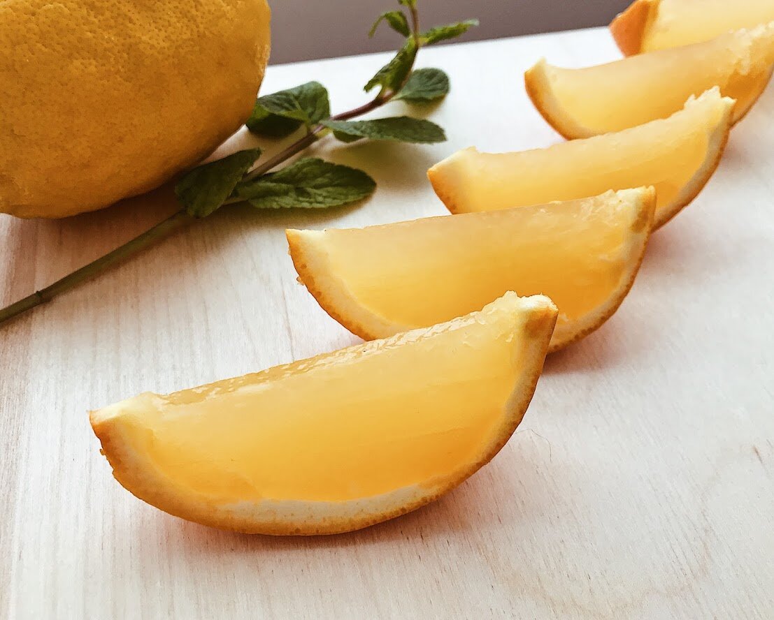 Желе в апельсине, нарезанное на дольки, смотрится очень эффектно