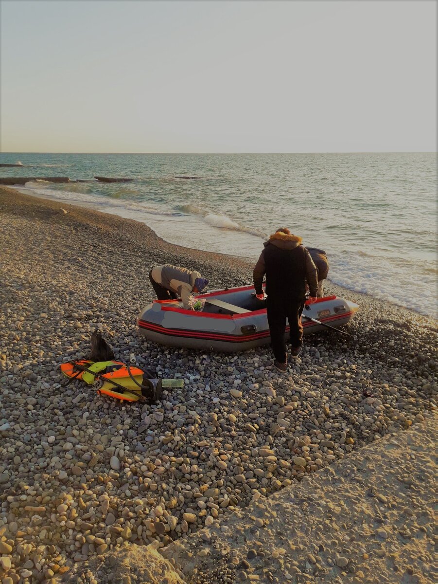 рыбаки на закате дня с уловом