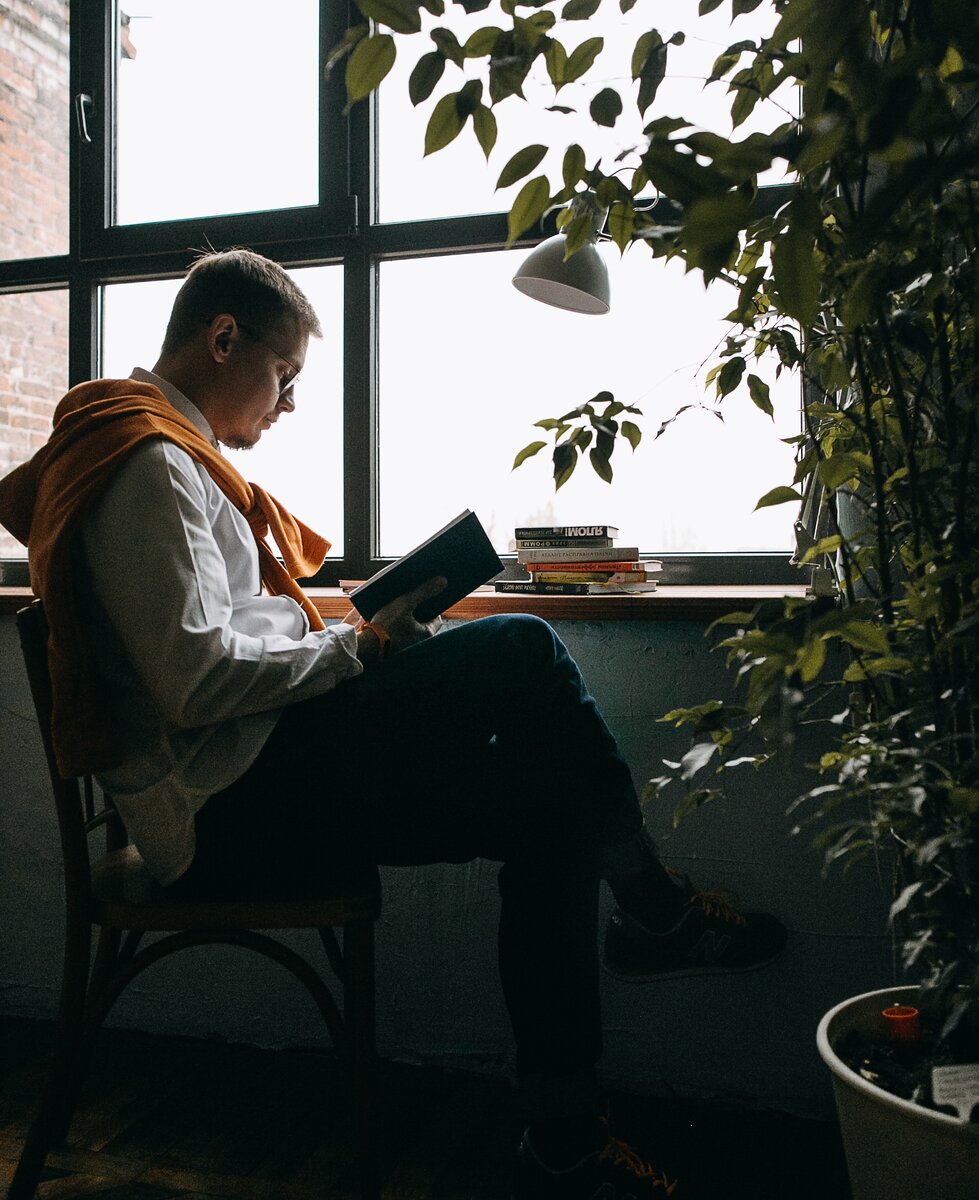 Есть большая разница между теми, кто сам выбрал жить один и теми, 
кто чувствует себя одиноким. Чувствовать себя одиноким можно и среди людей. 