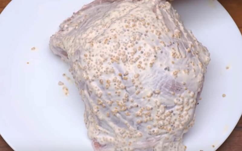 Мясо со всех сторон смазываем полученным маринадом. 
