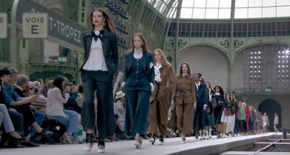 Стоп-кадр с показа CHANEL Cruise 2020. Источник официальный youtube-канал Дома  CHANEL