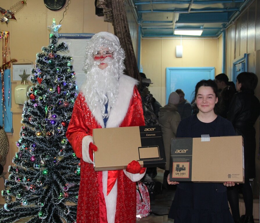 Артём Калинкин (Дед Мороз) и Маша Холопова с ноутбуками