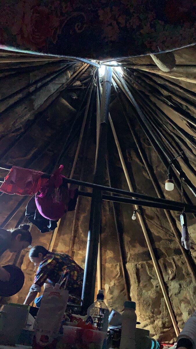 Из центра чума выходит труба печи